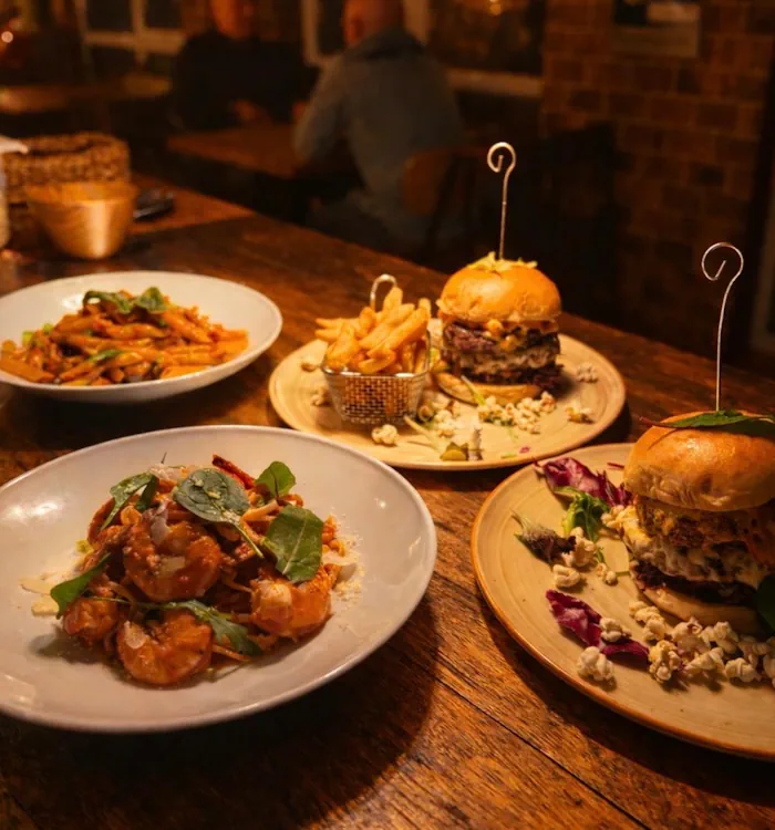 Burgerssen, Garnelen und Penne Arabbiata