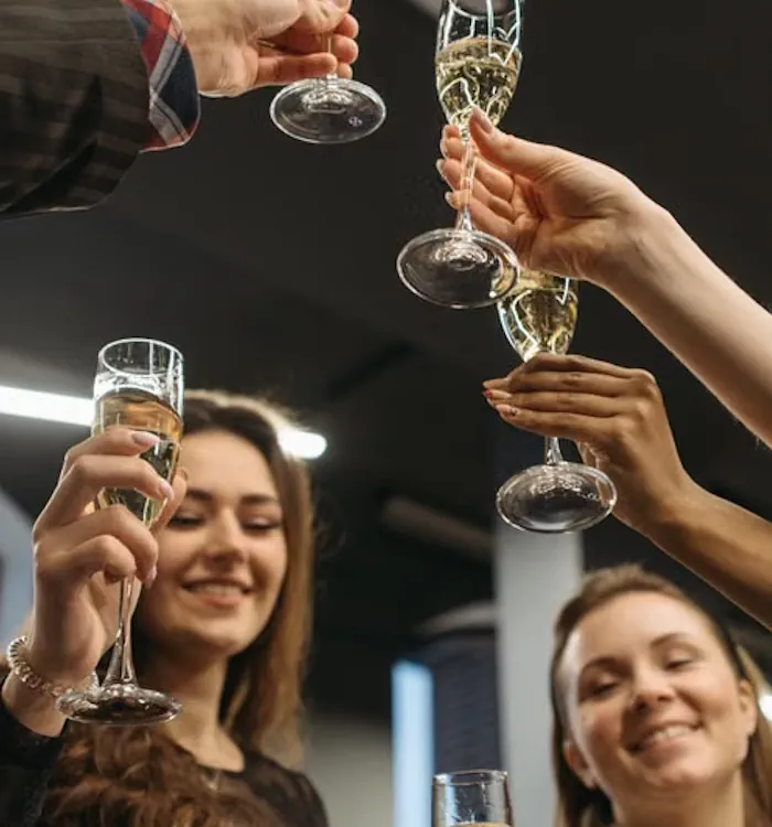 Anstoßen im BONO nach einem erfolgreichen Teamevent